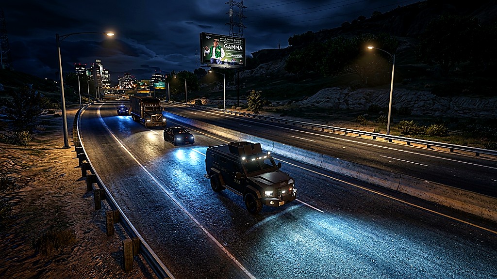 SEB — Bearcat armato in pattugliamento notturno sull'autostrada della Contea